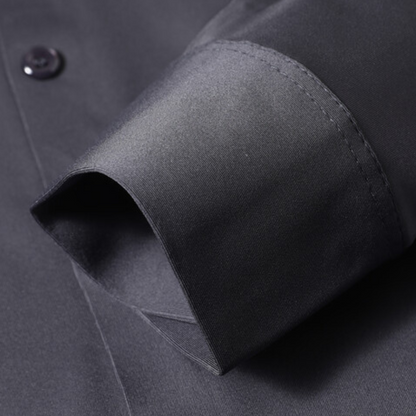Dunkelblaues Hemd aus Baumwolle, Nahaufnahme Manschette, elegantes Herrenmode-Detail.