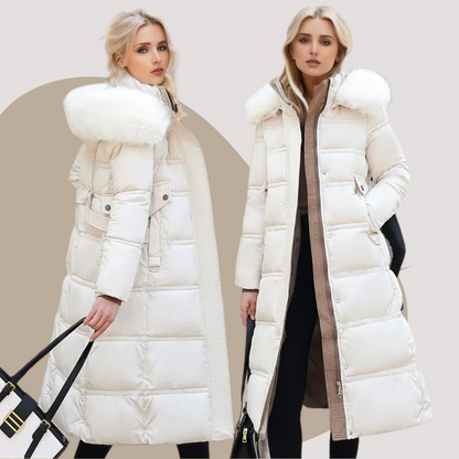 Zwei Frauen in langen weißen Daunenmänteln mit Kapuze und Fellbesatz, Wintermode.