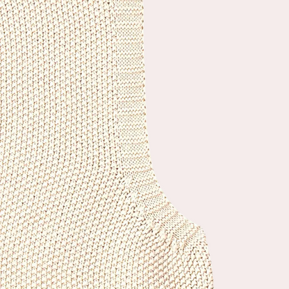 Beigefarbener Strickstoff, Nahaufnahme, Textur, weiches Material, Mode, Bekleidung, Detailansicht.