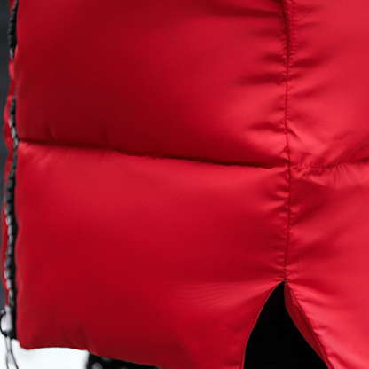 Roter Daunenmantel, gesteppte Details, Wintermode, warm, stilvoll, Damenbekleidung