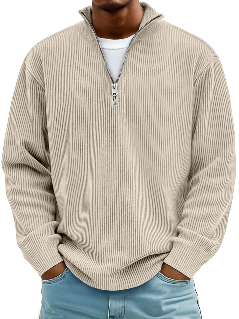 Mann trägt den Pullover in Beige, Frontansicht mit vertikalem Rippenmuster und Reißverschluss am Kragen 4