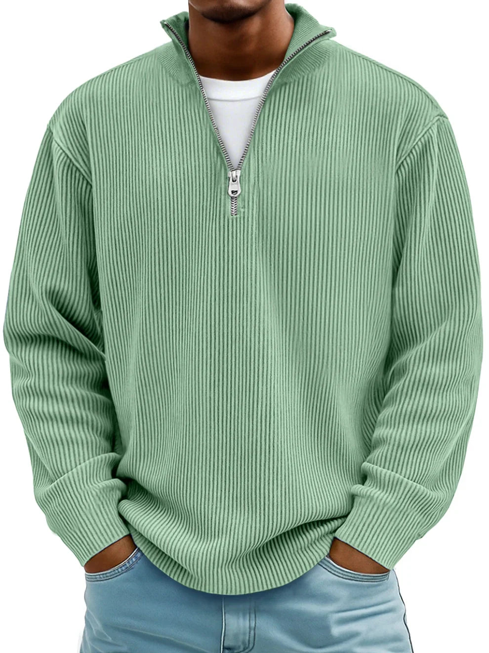 Mann trägt den Pullover in Mintgrün, Frontansicht mit Stehkragen und Reißverschluss über weißem Shirt 3