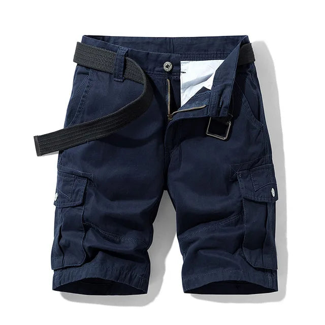 Cargo-Shorts in Schwarz mit Taschen und schwarzem Stoffgürtel, Vorderansicht.