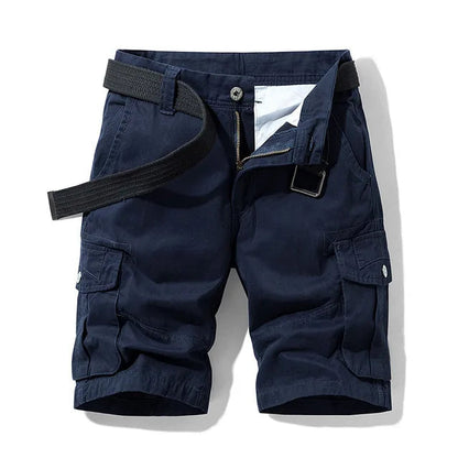Cargo-Shorts in Schwarz mit Taschen und schwarzem Stoffgürtel, Vorderansicht.
