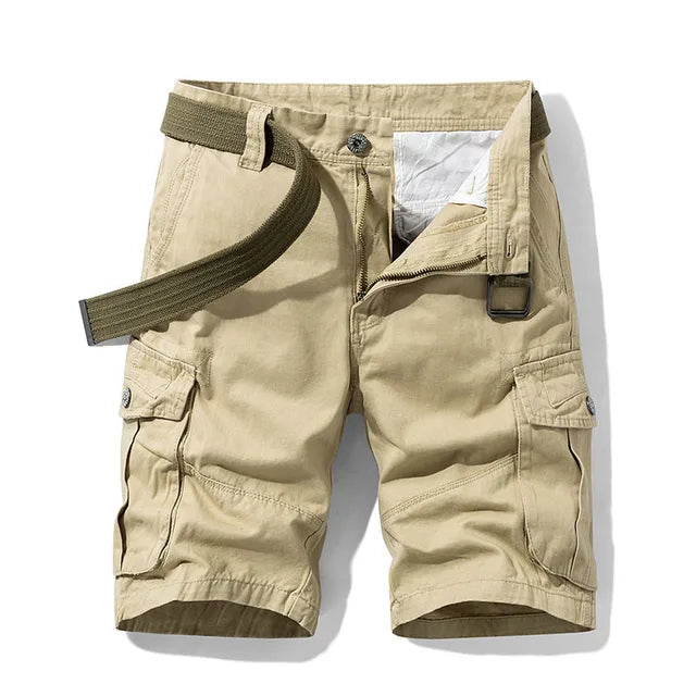 Cargo-Shorts in Grün mit Taschen und olivgrünem Webgürtel, Vorderansicht.