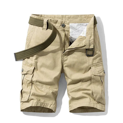 Cargo-Shorts in Grün mit Taschen und olivgrünem Webgürtel, Vorderansicht.