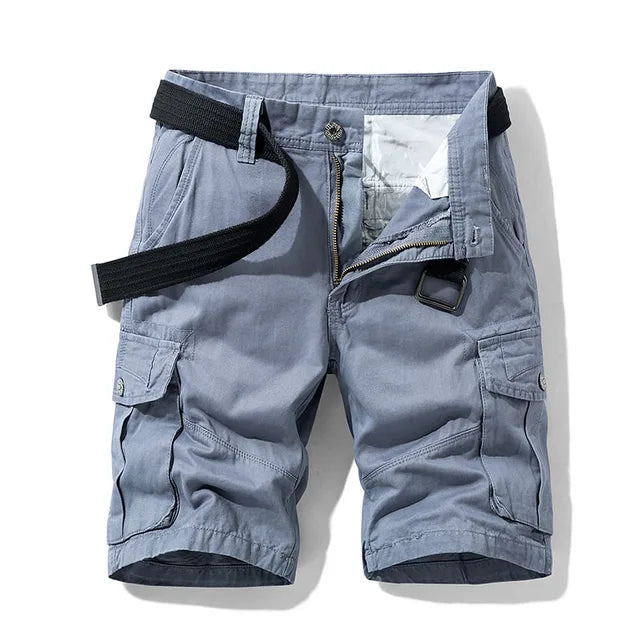 Cargo-Shorts in Grau mit Taschen und schwarzem Gürtel, Vorderansicht.