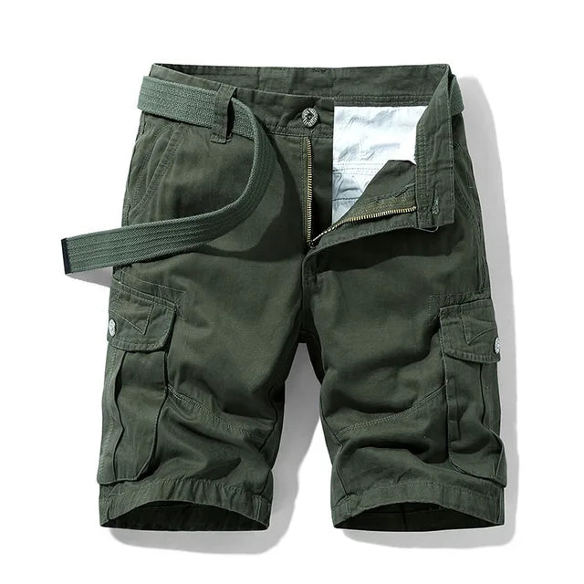 Cargo-Shorts in Grün mit Klappentaschen und passendem Webgürtel, Vorderansicht.