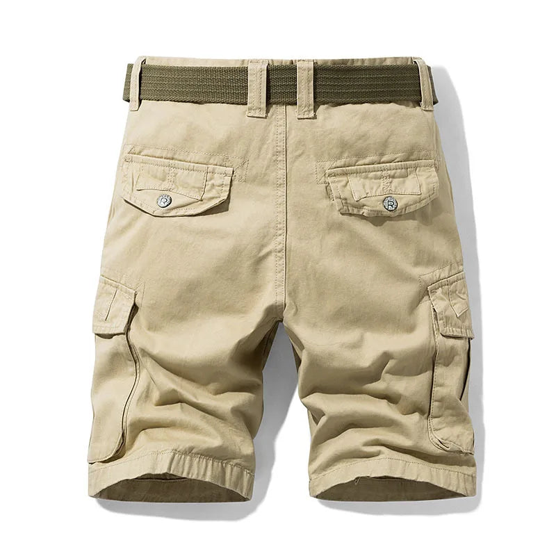 Rückansicht der Cargo-Shorts mit Gesäßtaschen und olivgrünem Gürtel.