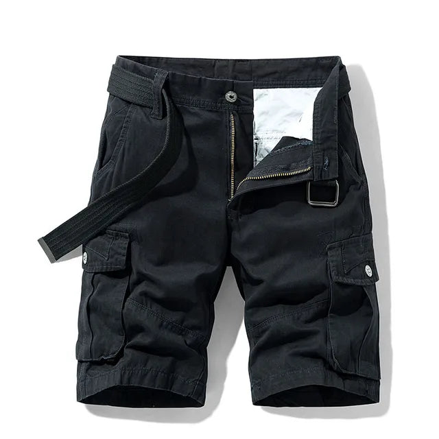 Schwarze Cargoshorts mit seitlichen Klappentaschen und aufgeknöpftem Bund, dazu ein schwarzer Webgürtel, Vorderansicht. 1