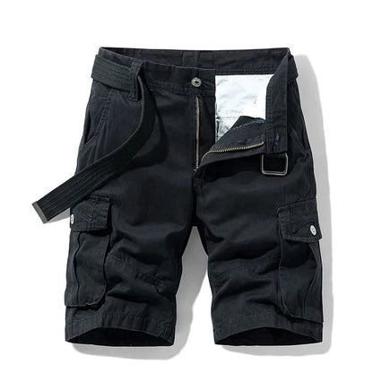 Schwarze Cargoshorts mit seitlichen Klappentaschen und aufgeknöpftem Bund, dazu ein schwarzer Webgürtel, Vorderansicht. 1
