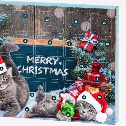Nahaufnahme der Kalenderfront mit nummerierten Türchen, Tafel, Tannenzweigen, Laterne und zwei grauen Katzen mit Weihnachtsmützen. 3