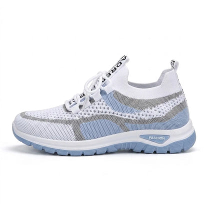 Seitenansicht eines weißen Mesh-Sneakers mit hellblauen Einsätzen, grauen Streifen und hellblauer Profilsohle auf weißem Hintergrund.