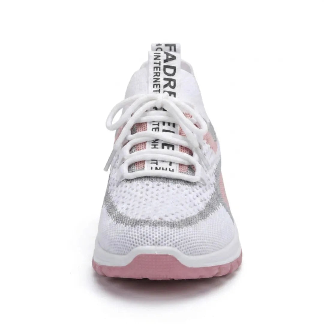 Frontalansicht eines weißen Sneakers mit rosa und grauen Akzenten, Schnürsenkeln und rosa Sohle 26