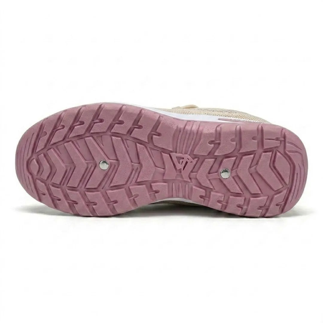 Rosa Laufsohle des beigen Sneakers von unten mit kräftigem Profil und zwei kleinen Metallnieten 36
