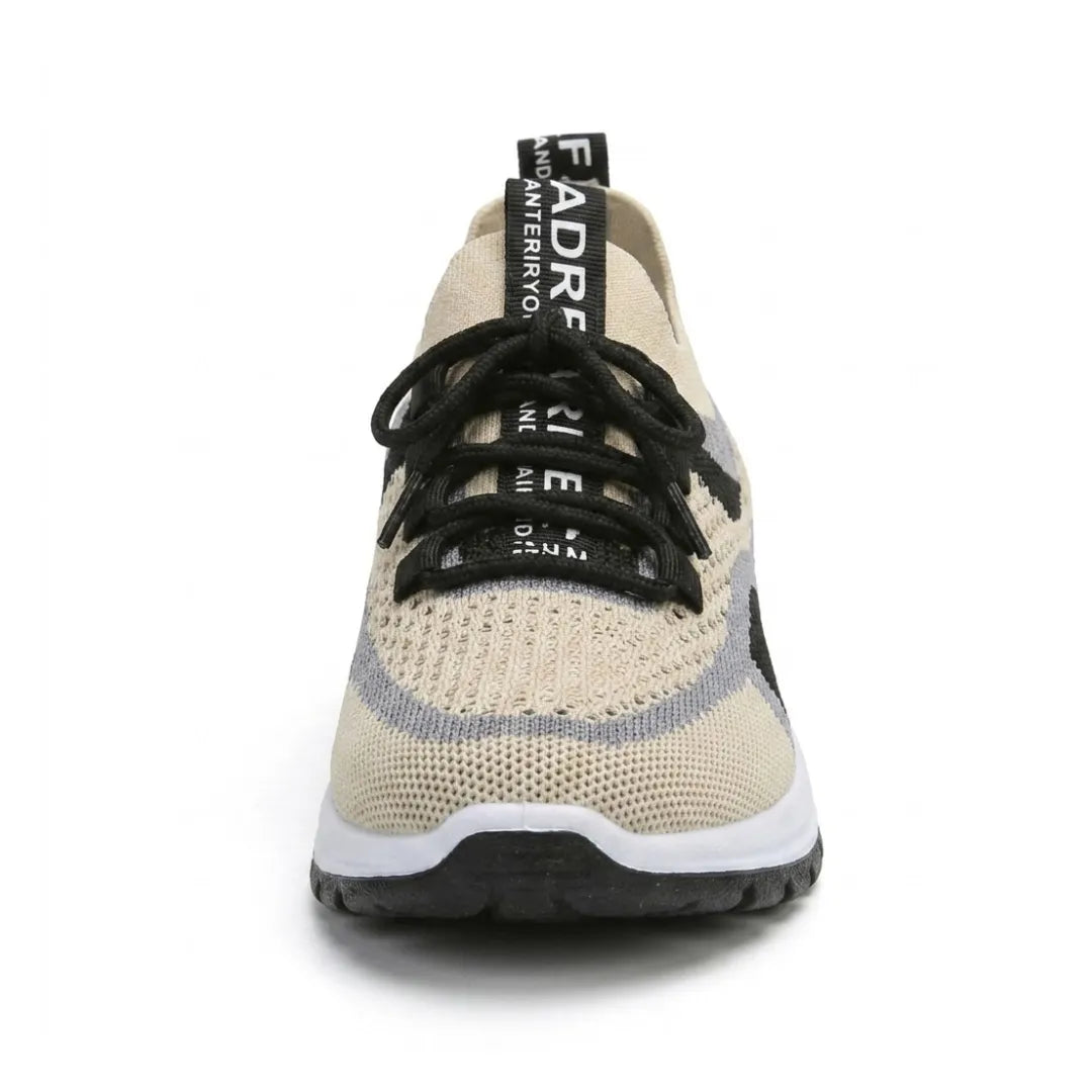 Einzelner beiger Mesh-Sneaker von vorne mit schwarzer Schnürung, grauen Zierstreifen, Zungenlasche mit Schriftband und weißer Sohle. 44