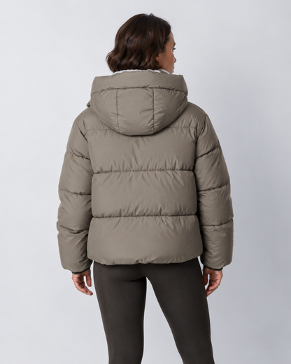 Rückansicht der graubeigen Steppjacke mit Kapuze und breiten horizontalen Steppnähten 20