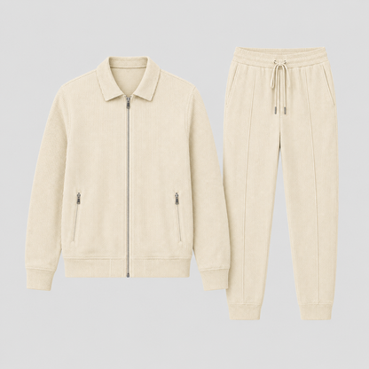 Beiges Set flach ausgelegt: Jacke mit Reißverschluss und Bündchen neben Hose mit Kordelzug 6