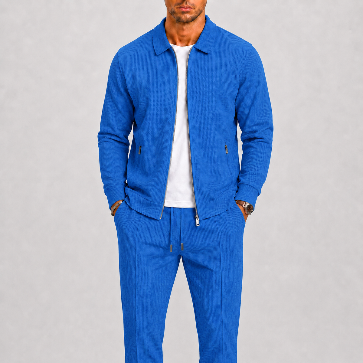 Mann trägt das Set in leuchtendem Blau mit offener Jacke und Hose mit Bügelfalte 5