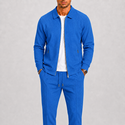 Mann trägt das Set in leuchtendem Blau mit offener Jacke und Hose mit Bügelfalte 5
