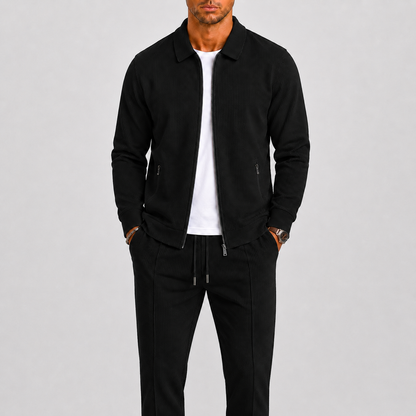 Mann trägt das Set in Schwarz mit offener Jacke mit Kragen und Kordelzug-Hose 3