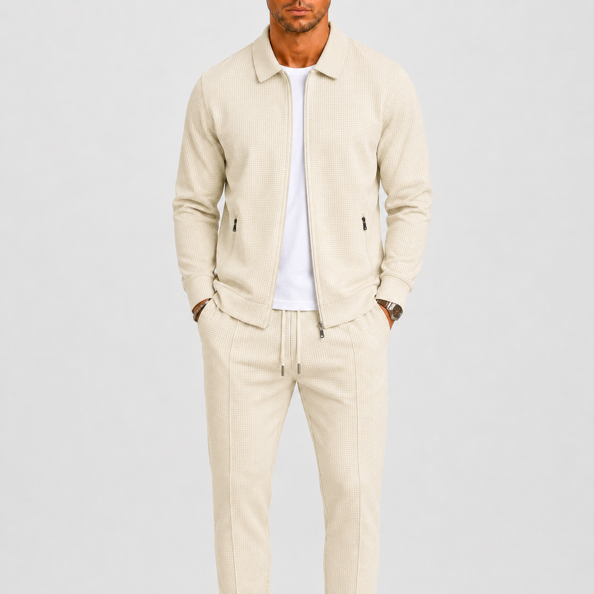 Mann trägt das beige Set aus Strukturstoff mit offener Jacke über weißem T-Shirt 1