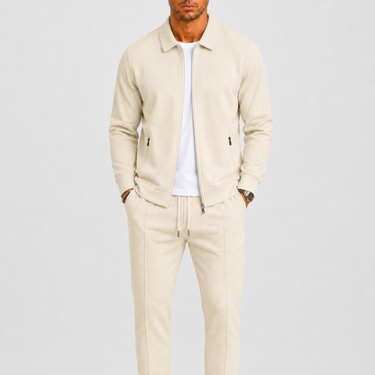 Mann trägt das beige Set aus Strukturstoff mit offener Jacke über weißem T-Shirt 1