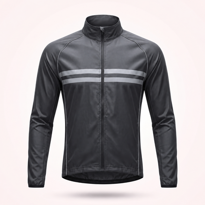 Schwarz-graue Fahrradjacke in der Frontansicht mit Stehkragen, durchgehendem Reißverschluss und zwei breiten reflektierenden Streifen auf der Brust. 1