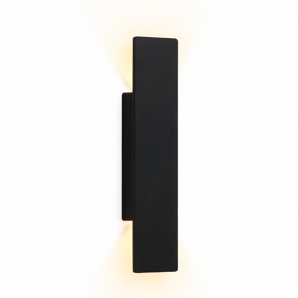 Schmale, rechteckige schwarze Aluminium-Wandleuchte in Schrägansicht mit warmem Licht nach oben und unten.