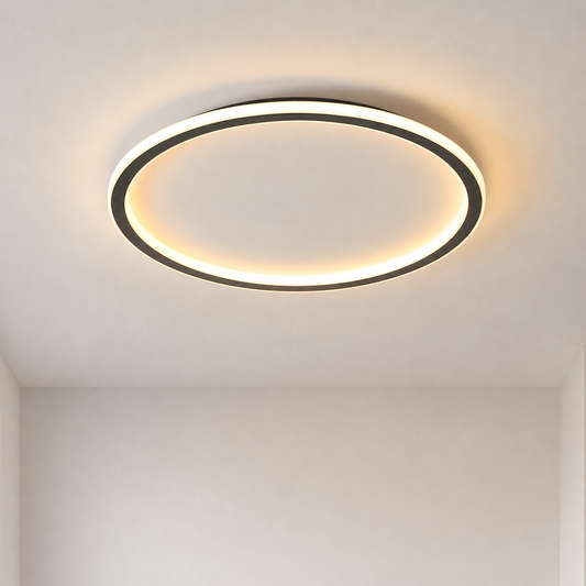 Schwarze runde LED-Deckenleuchte mit warmweißem Licht, frontal von unten gesehen.