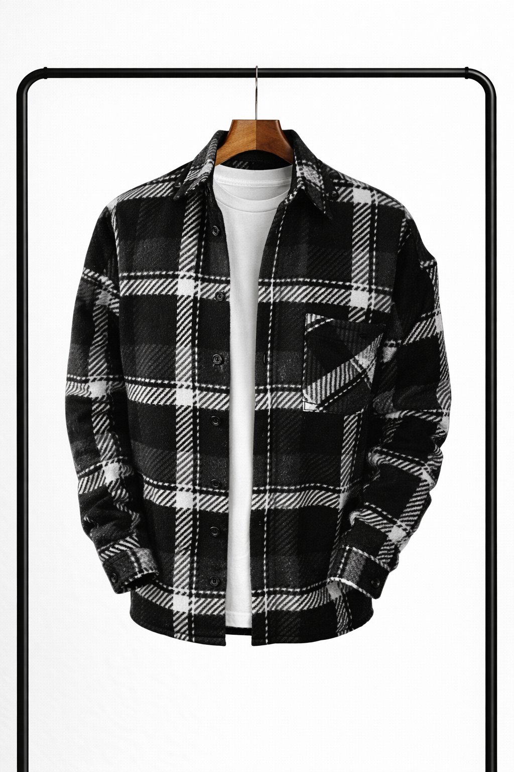 Schwarz-weiß kariertes Herrenovershirt am Bügel, offen über einem weißen T-Shirt, Vorderansicht mit aufgesetzter Brusttasche.