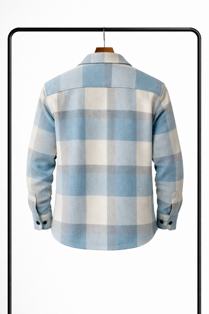 Rückansicht der blau-cremefarben karierten Hemdjacke am Bügel mit Schulterpasse und geknöpften Manschetten.