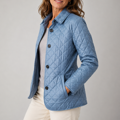 Blaue Steppjacke in seitlicher Ansicht, die Hand in der Seitentasche, mit grauem Oberteil 4