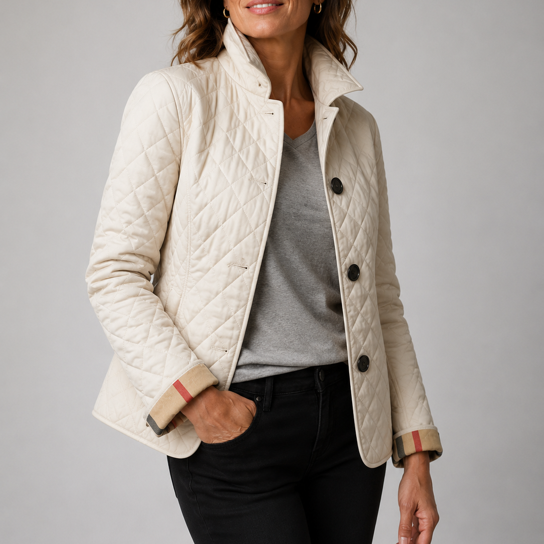 Cremeweiße Steppjacke mit Karo-Ärmelaufschlag, kombiniert mit grauem Shirt und schwarzer Jeans 6