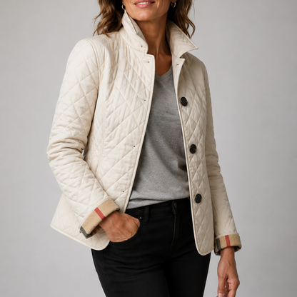 Cremeweiße Steppjacke mit Karo-Ärmelaufschlag, kombiniert mit grauem Shirt und schwarzer Jeans 6