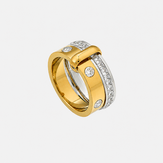 Zweifarbiger Ring in Gold und Silber von schräg vorn, mit runden und eckigen klaren Steinen 1
