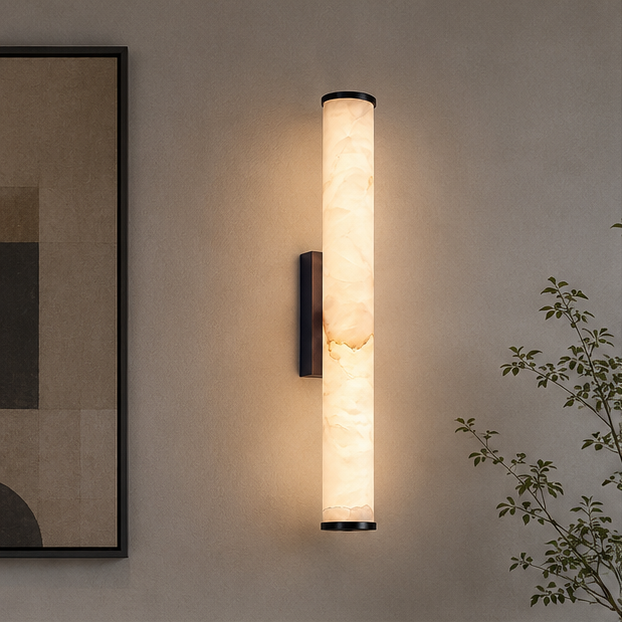 Leuchtende Marmorröhre mit schwarzer Halterung an der Wand neben einem abstrakten Bild