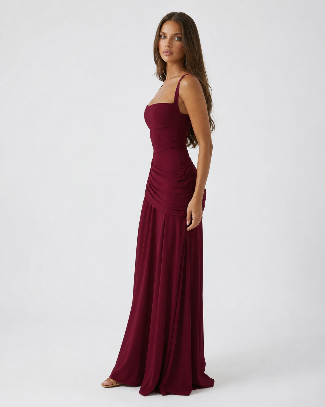 Das weinrote Maxikleid im Seitenprofil mit dünnen Trägern, seitlich gerafftem Taillenteil und weit ausgestelltem Rock. 17