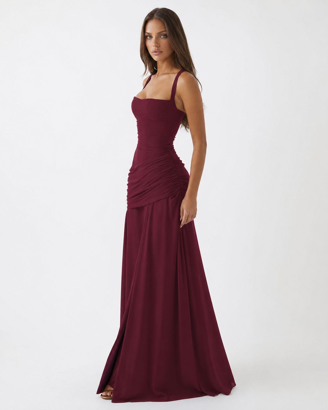 Weinrotes Maxikleid in seitlicher Dreiviertelansicht, die breiten Träger und die Raffung an der Hüfte sind gut zu erkennen. 18