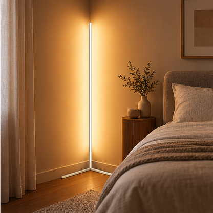 Weiße LED-Eck-Stehlampe im Schlafzimmer zwischen Vorhang und Bett, warmes Licht fällt auf Nachttisch mit Vase. 4