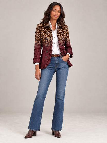 Weinroter Blazer mit Leopardenmuster-Verlauf und Rüschen, vorne getragen zu weißer Bluse und Jeans