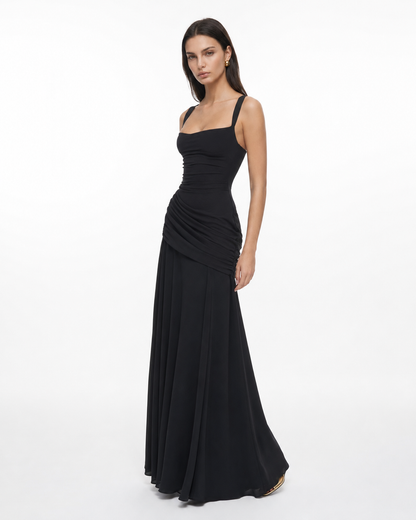 Das schwarze Maxikleid in seitlicher Dreiviertelansicht, mit gerafftem Wasserfall-Drapé an der Hüfte und fließend ausgestelltem Rock. 14
