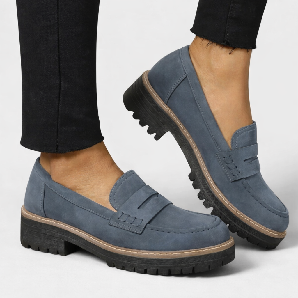 Graublaue Loafer mit Zierriemen und kräftiger Profilsohle, detail.