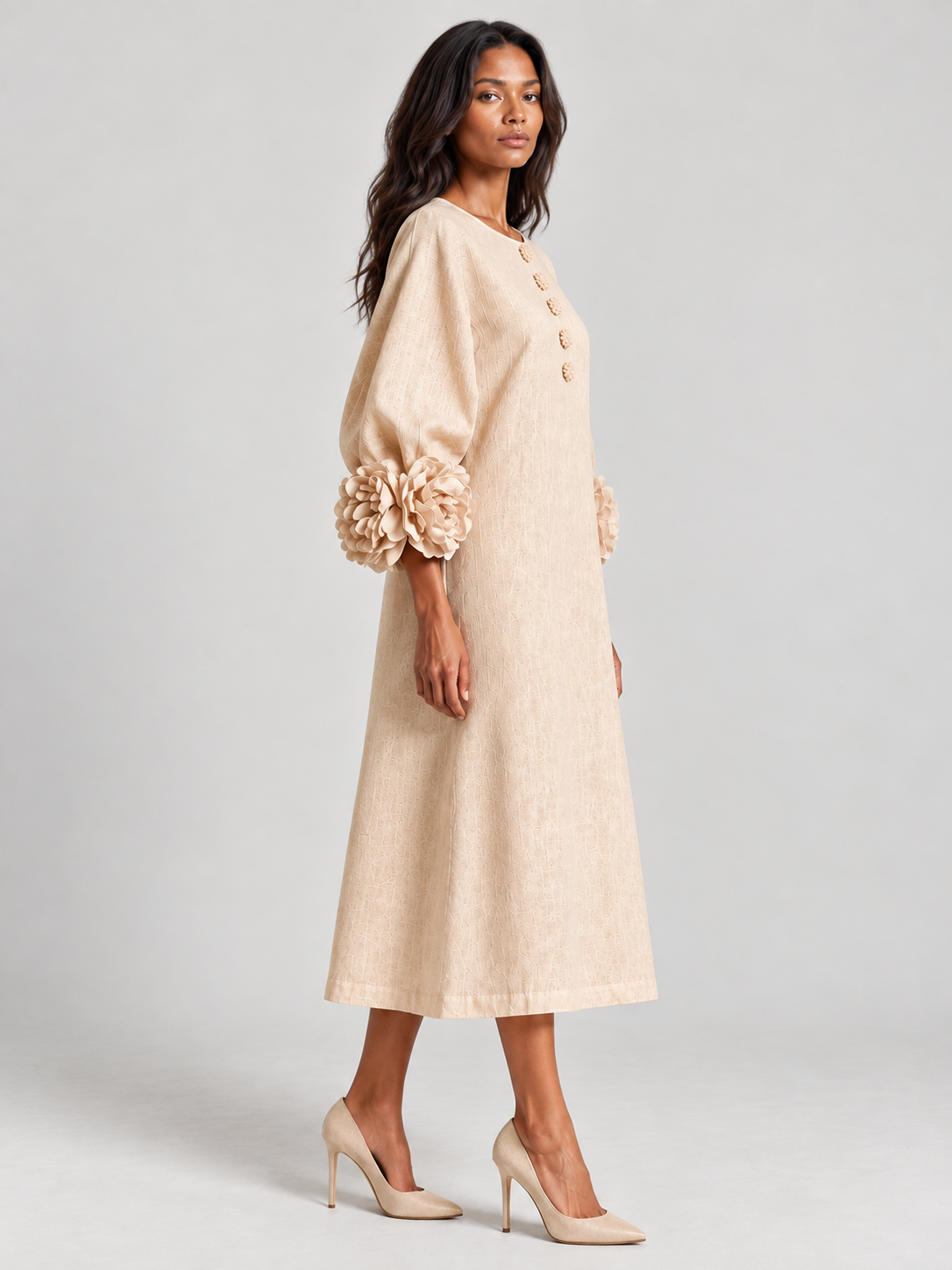 Beigefarbenes Kleid aus Leinen mit Ballonärmeln, Seitenansicht am Model