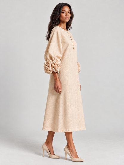 Beigefarbenes Kleid aus Leinen mit Ballonärmeln, Seitenansicht am Model