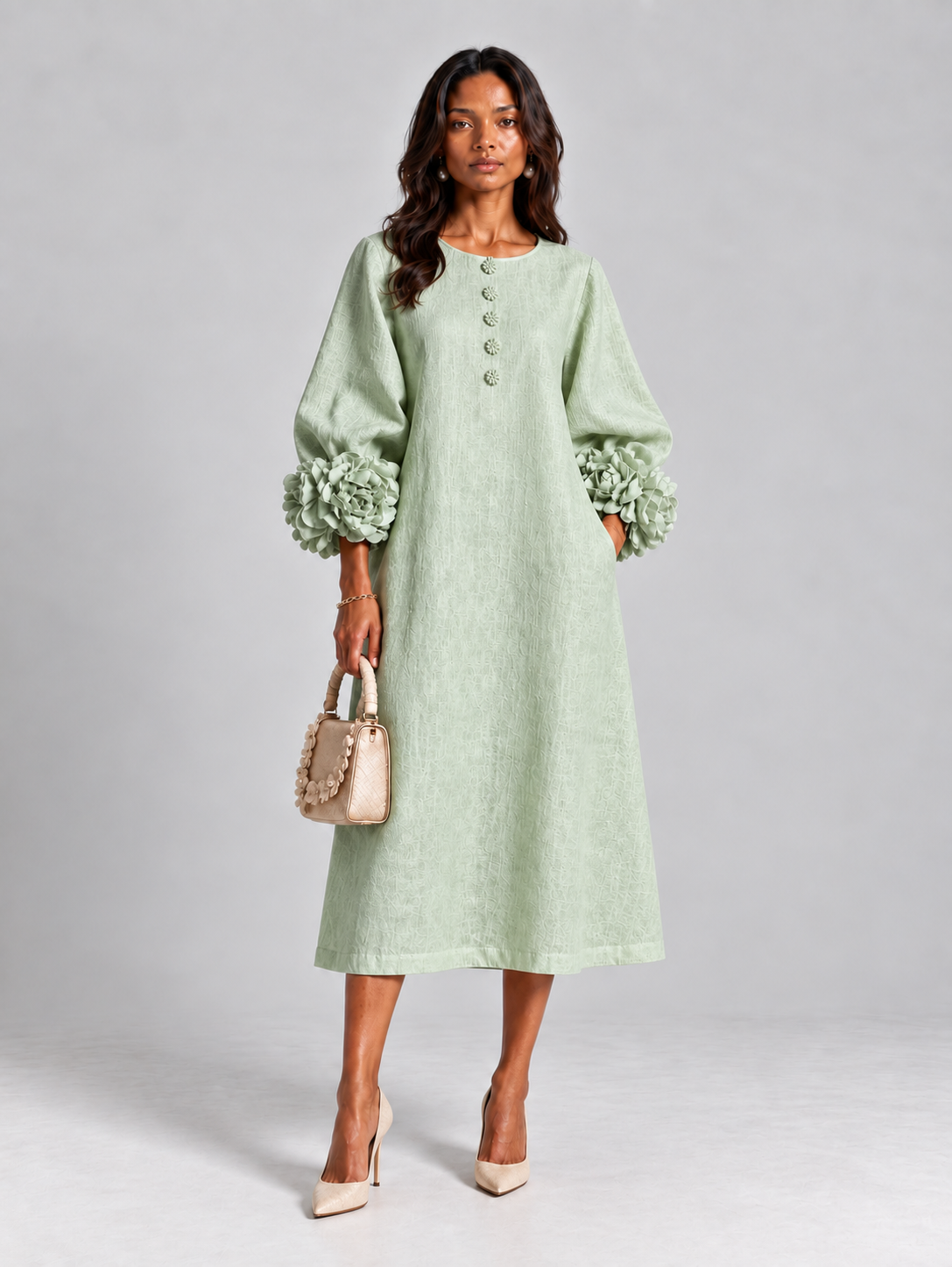 Kleid aus Leinen in zartem Mintgrün mit Blütenknöpfen und Stoffblüten, Frontansicht am Model