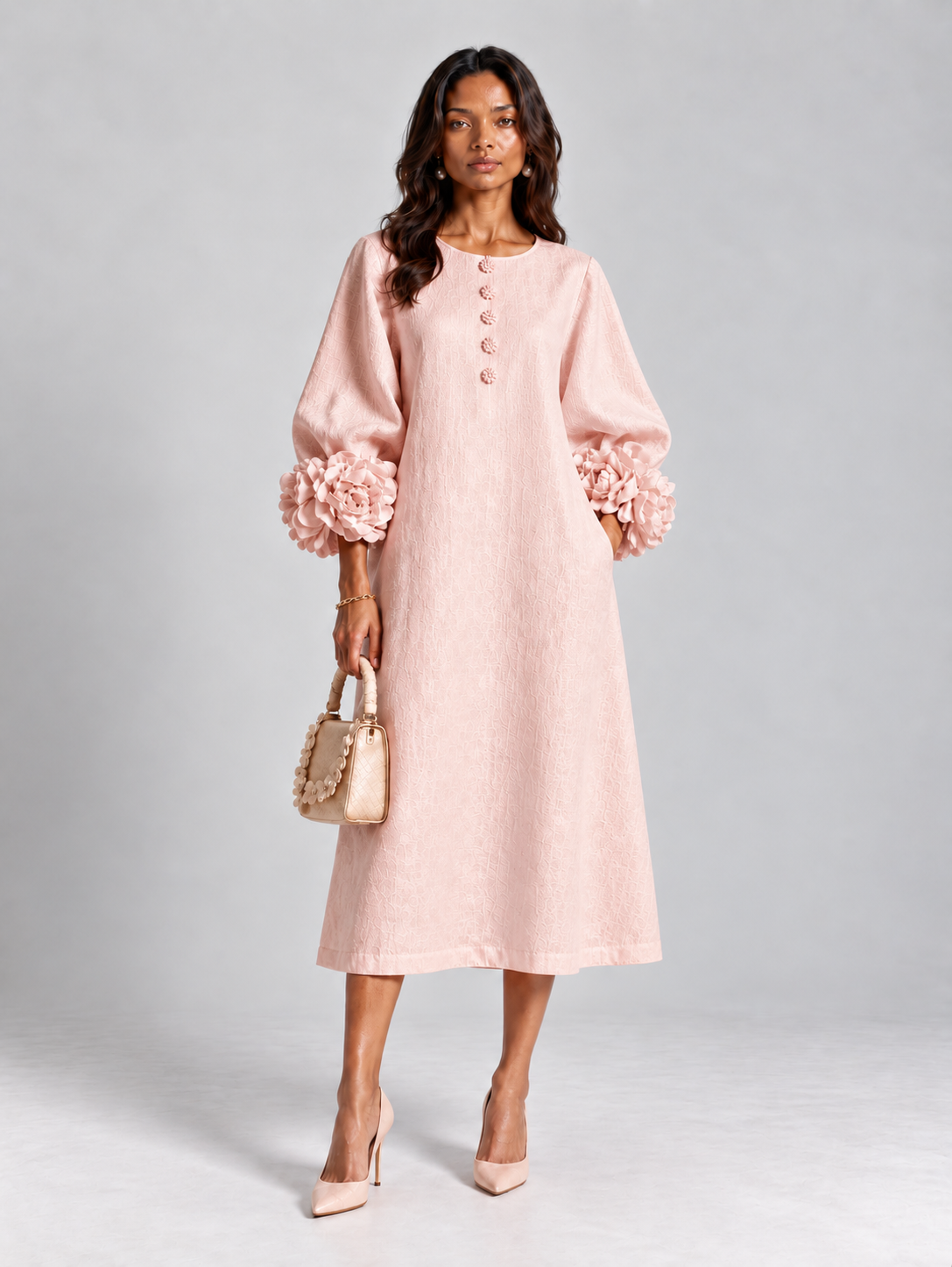 Kleid aus Leinen in zartem Rosa mit Blütenknöpfen und Stoffblüten, Frontansicht am Model