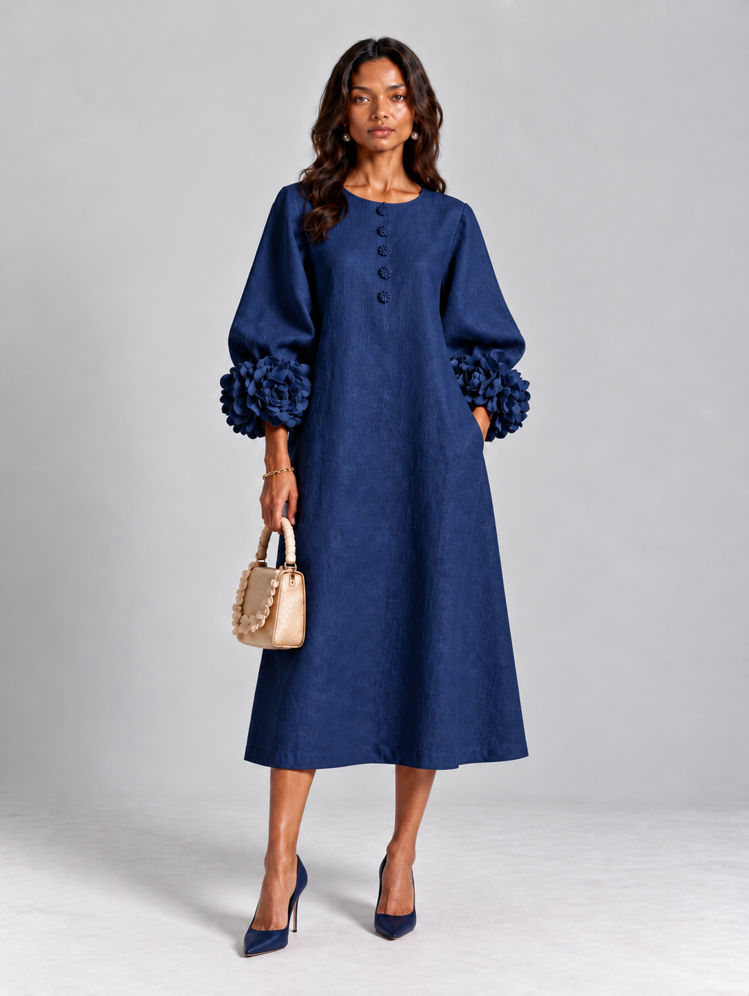 Kleid aus Leinen in Marineblau mit Blütenknöpfen und Stoffblüten, Frontansicht am Model