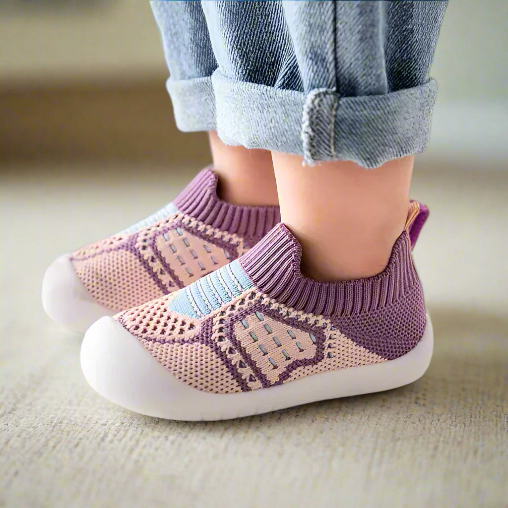 Violett-rosa Babyschuhe aus Strick mit atmungsaktivem Netzgewebe und weißer Sohle, another view