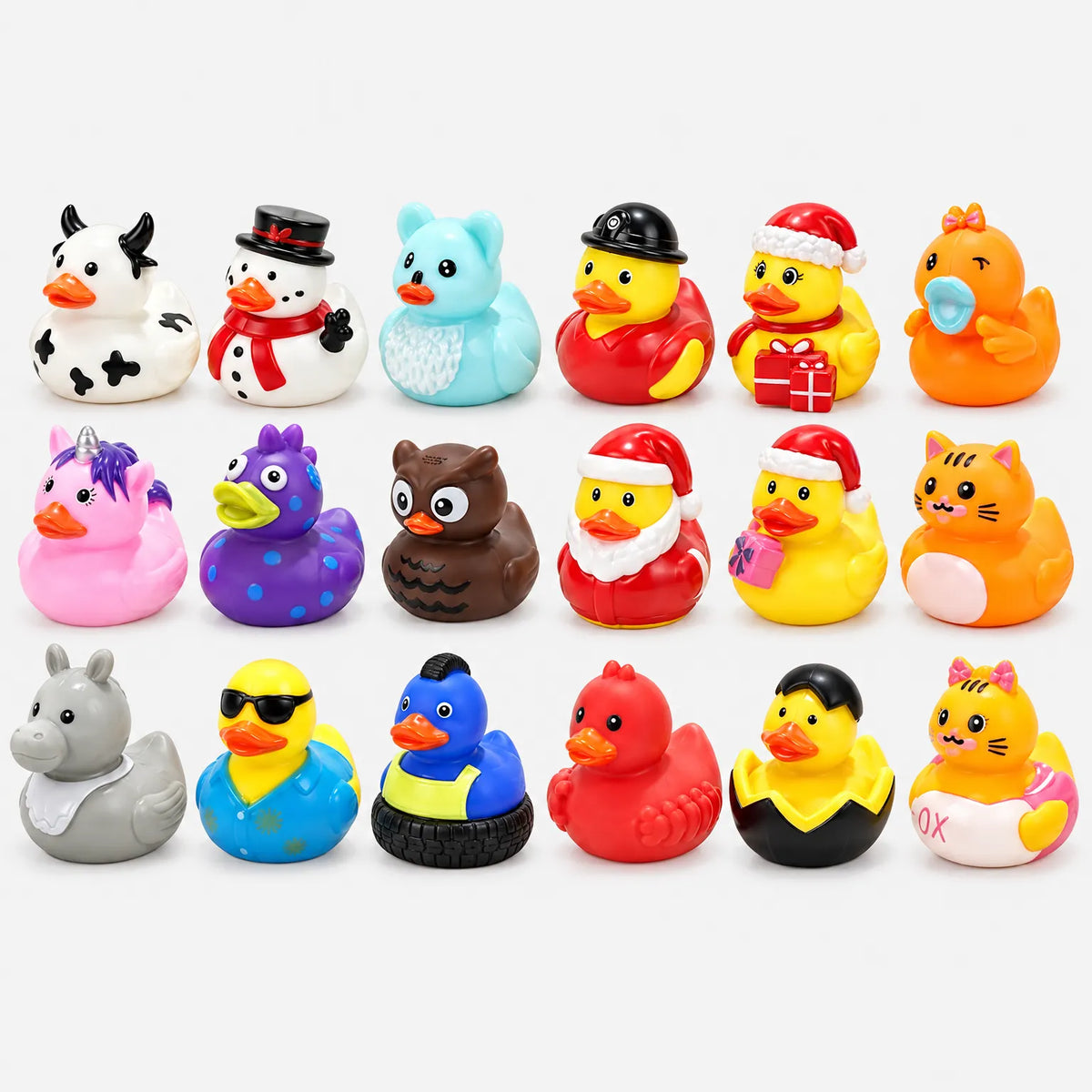 18 Gummi-Entchen in verschiedenen Verkleidungen, darunter Kuh, Schneemann, Weihnachtsmann, Eule, Einhorn und Katze, ordentlich in drei Reihen auf hellem Hinterg 3